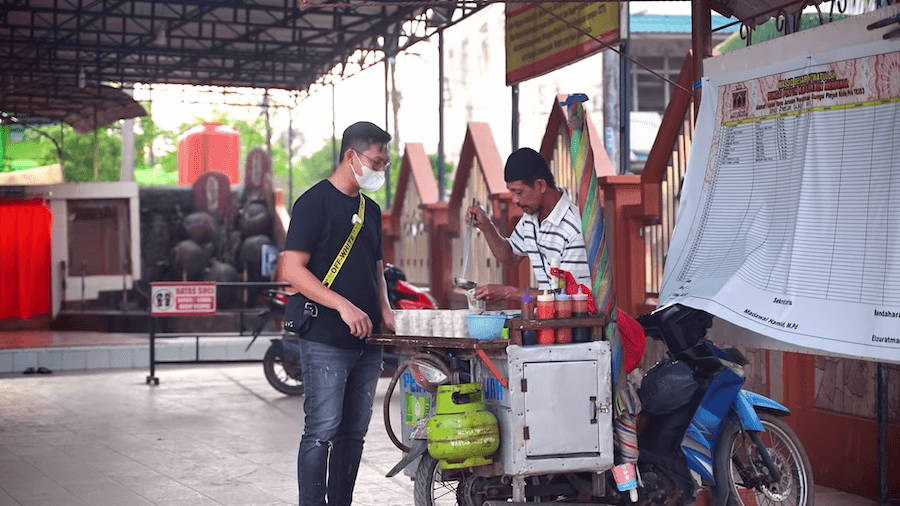 Youtuber Ini Terharu: Melihat Penjual Pentol Kuah Yang Sering Bersedekah