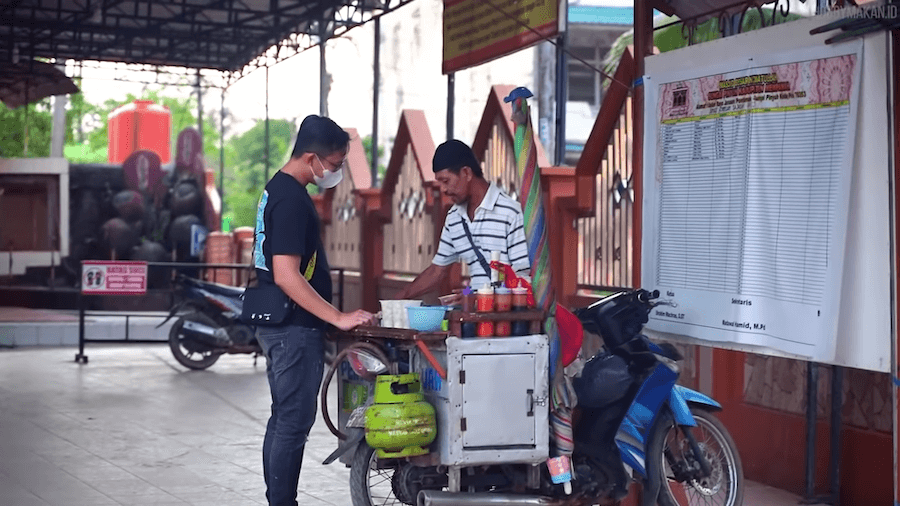 Bantu Pak Yono Borong Dagangannya